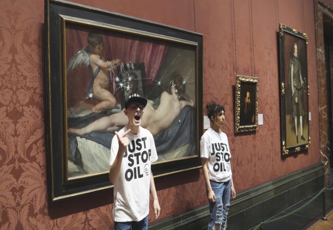 Just Stop Oil Protestocularından Velázquez Eylemi